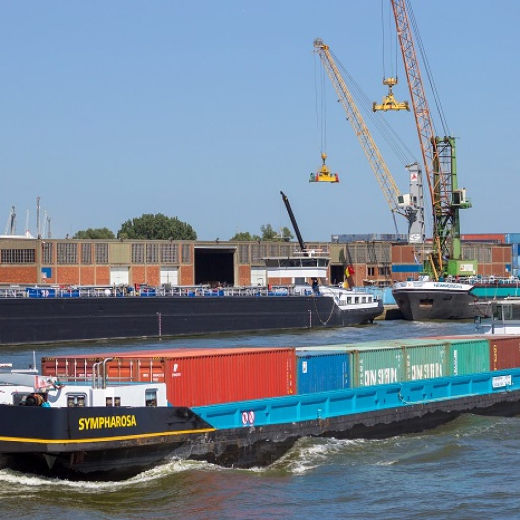 Port of Antwerp barge.jpg 2
